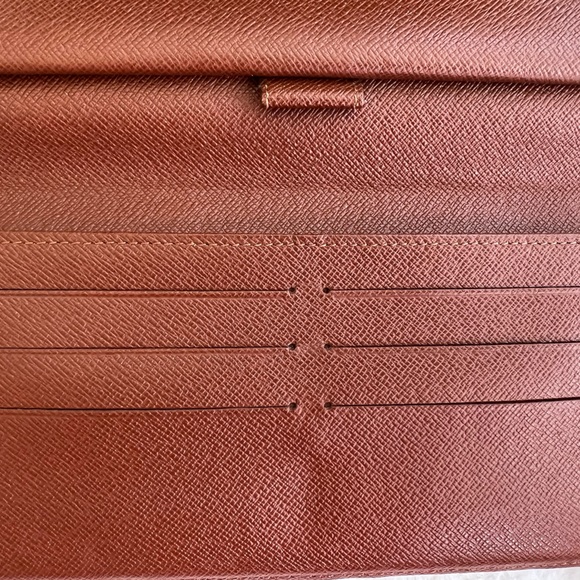 Louis Vuitton Porte Tresor International - Picture 11 of 16